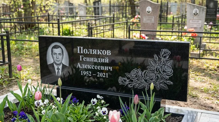 Памятник с гравировкой роз — выполненная работа «Поляков» в Ярославле