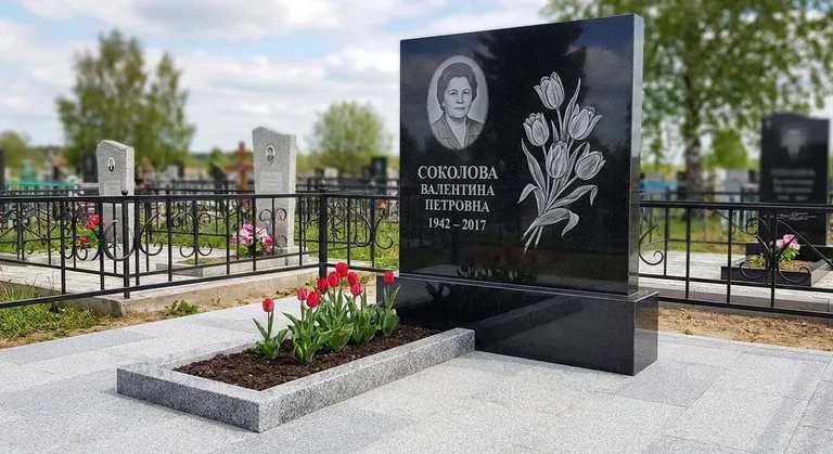 Памятник с гравировкой тюльпанов — выполненная работа «Соколова» в Ярославле
