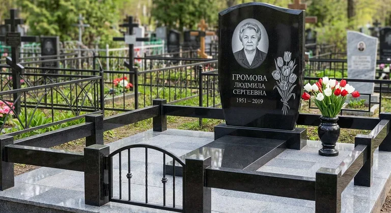 Памятник с гравировкой тюльпанов — выполненная работа «Громова» в Ярославле