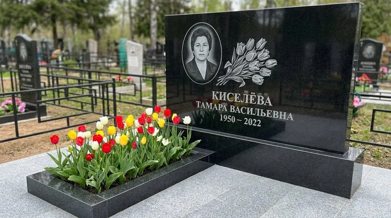 Памятник с гравировкой тюльпанов — выполненная работа «Киселёва» в Ярославле