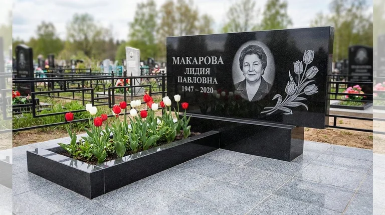 Памятник с гравировкой тюльпанов — выполненная работа «Макарова» в Ярославле