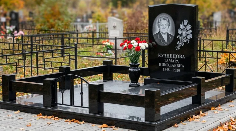Памятник с гравировкой тюльпанов — выполненная работа «Кузнецова» в Ярославле
