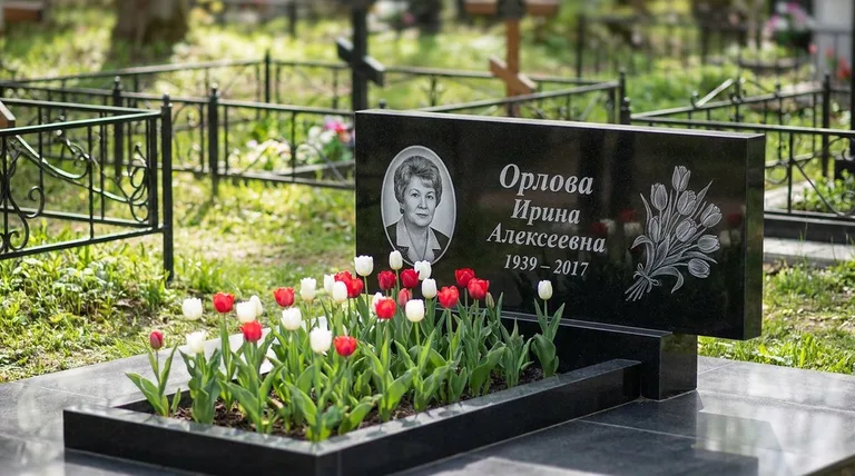 Памятник с гравировкой тюльпанов — выполненная работа «Орлова» в Ярославле