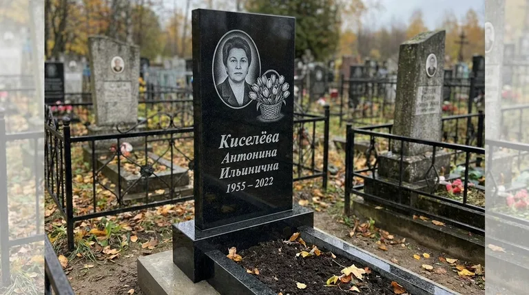 Памятник с гравировкой тюльпанов — выполненная работа «Киселёва» в Ярославле