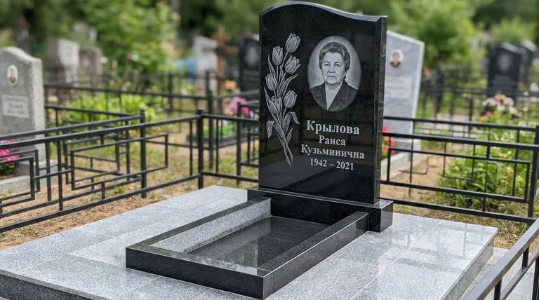 Памятник с гравировкой тюльпанов — выполненная работа «Крылова» в Ярославле