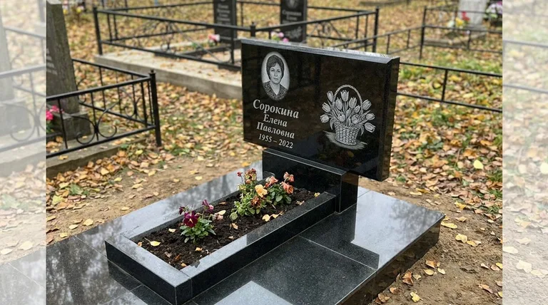 Памятник с гравировкой тюльпанов — выполненная работа «Сорокина» в Ярославле