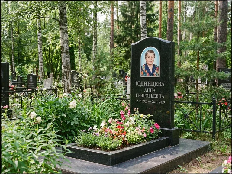 Овальный портрет на памятнике весной в Ярославле