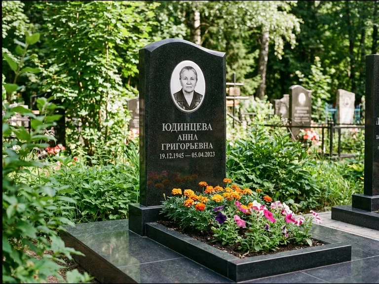 Овальный портрет на сером граните — работа «Юдинцева» в Ярославле