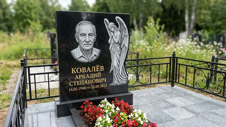 Гравировка ангела на памятник в Ярославле — памятник из чёрного гранита с гравировкой