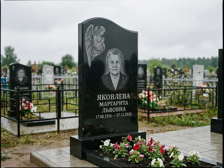 Памятник с гравировкой ангела — гравировка молящегося ангела в верхней части стелы, работа «Яковлева» в Ярославле