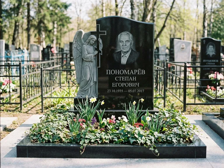 Памятник с гравировкой ангела — гравировка ангела с крестом рядом с эпитафией, работа «Пономарёв» в Ярославле