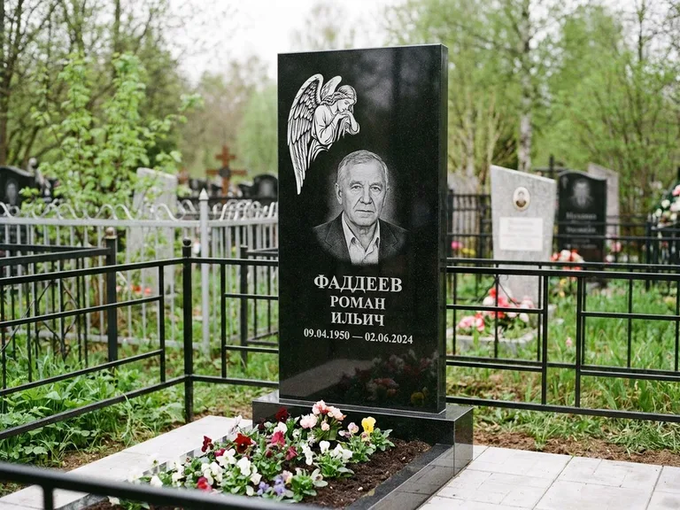 Памятник с гравировкой ангела — белая гравировка скорбящего ангела над портретом, работа «Фаддеев» в Ярославле