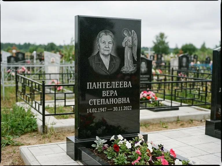Памятник с гравировкой ангела — гравировка ангела-хранителя сбоку от портрета, работа «Пантелеева» в Ярославле