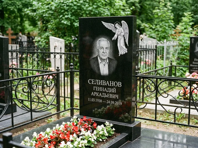 Памятник с гравировкой ангела — белая гравировка скорбящего ангела над портретом, работа «Селиванов» в Ярославле