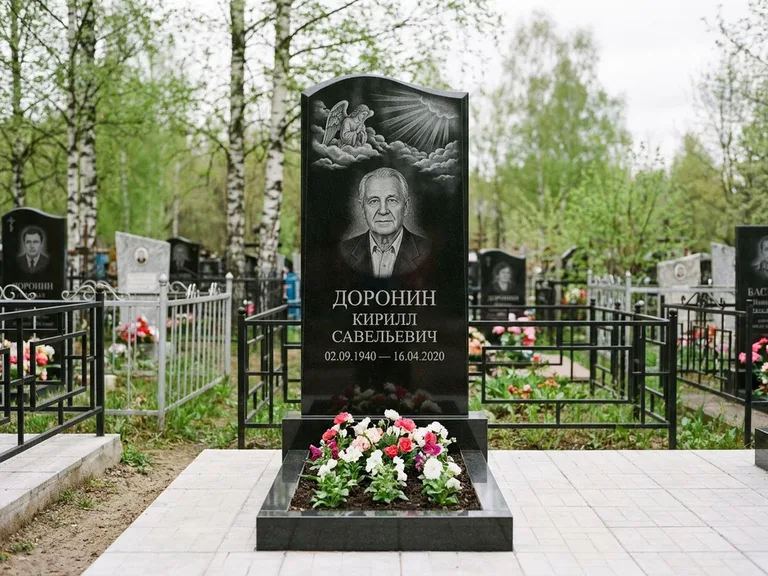 Памятник с гравировкой ангела — гравировка ангела в облаках с лучами над портретом, работа «Доронин» в Ярославле