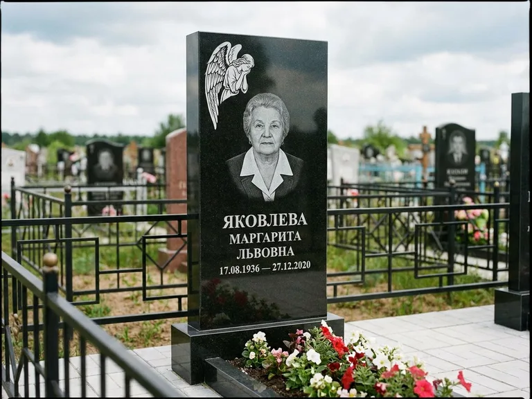 Памятник с гравировкой ангела — белая гравировка скорбящего ангела над портретом, работа «Яковлева» в Ярославле