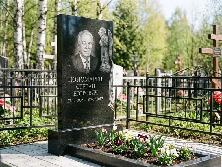 Памятник с гравировкой ангела — гравировка ангела-хранителя сбоку от портрета, работа «Пономарёв» в Ярославле