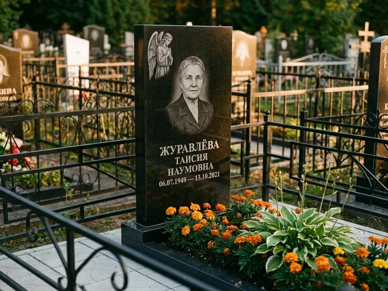 Памятник с гравировкой ангела — гравировка молящегося ангела в верхней части стелы, работа «Журавлёва» в Ярославле