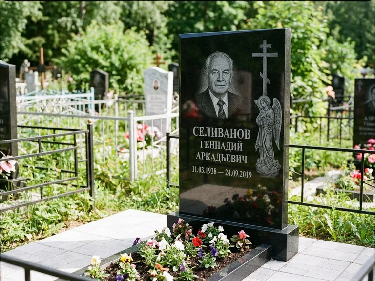 Памятник с гравировкой ангела — гравировка ангела с крестом рядом с эпитафией, работа «Селиванов» в Ярославле
