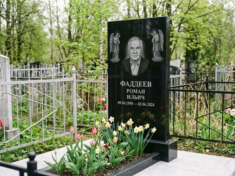 Памятник с гравировкой ангела — гравировка двух ангелов по сторонам портрета, работа «Фаддеев» в Ярославле