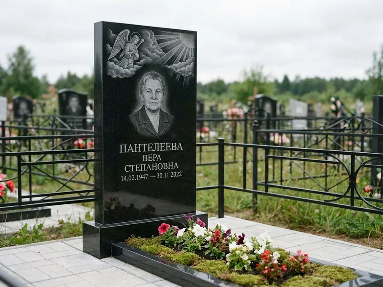 Памятник с гравировкой ангела — гравировка ангела в облаках с лучами над портретом, работа «Пантелеева» в Ярославле