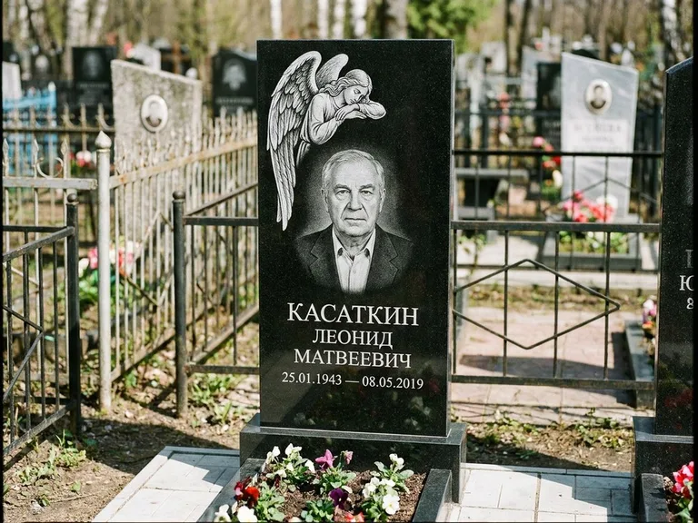Памятник с гравировкой ангела — белая гравировка скорбящего ангела над портретом, работа «Касаткин» в Ярославле