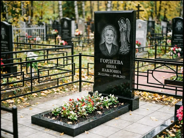 Памятник с гравировкой ангела — гравировка ангела-хранителя сбоку от портрета, работа «Гордеева» в Ярославле