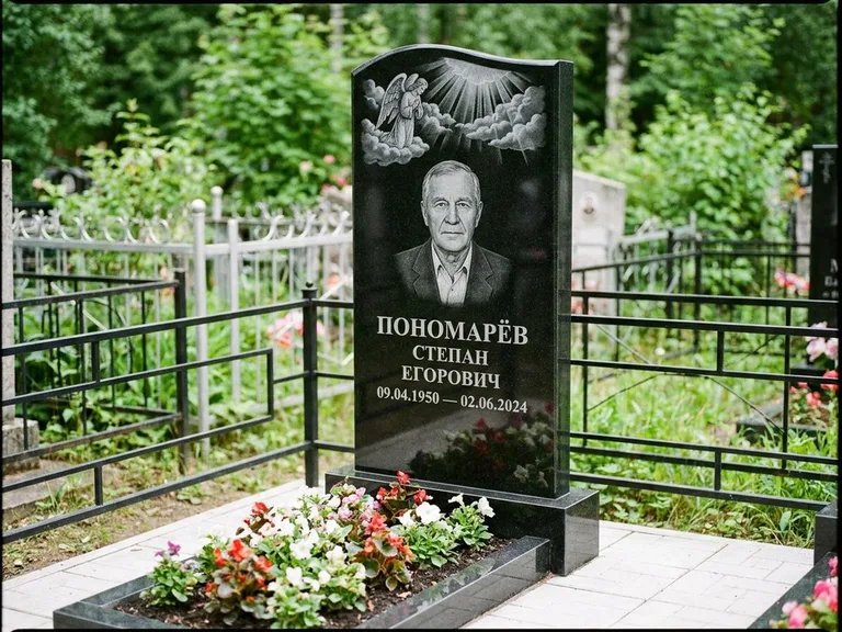 Памятник с гравировкой ангела — гравировка ангела-хранителя сбоку от портрета, работа «Лобанова» в Ярославле