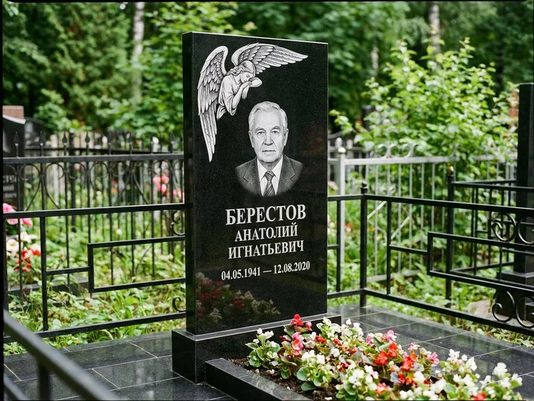 Памятник с гравировкой ангела — гравировка молящегося ангела в верхней части стелы, работа «Свиридов» в Ярославле