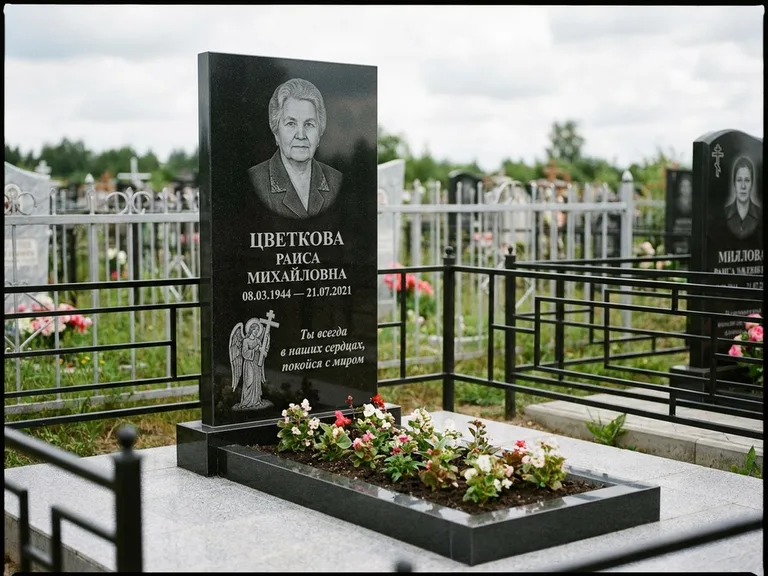 Памятник с гравировкой ангела — гравировка двух ангелов по сторонам портрета, работа «Яковлева» в Ярославле