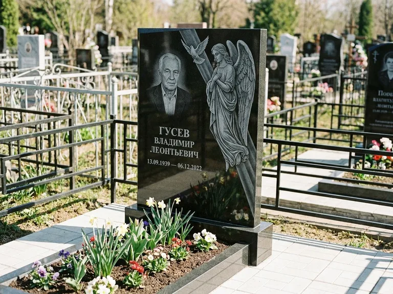 Памятник с гравировкой ангела — гравировка ангела в облаках с лучами над портретом, работа «Пономарёв» в Ярославле