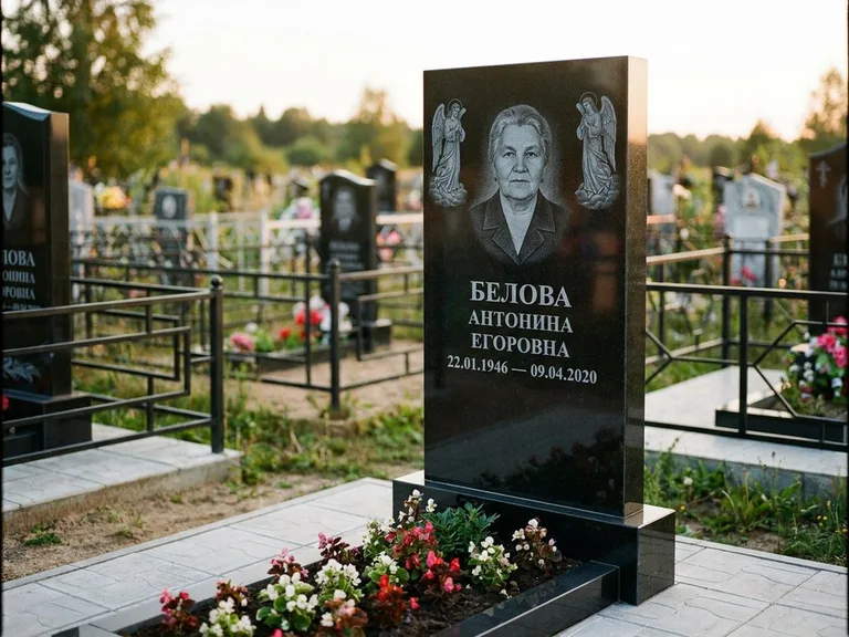 Памятник с гравировкой ангела — белая гравировка скорбящего ангела над портретом, работа «Журавлёва» в Ярославле