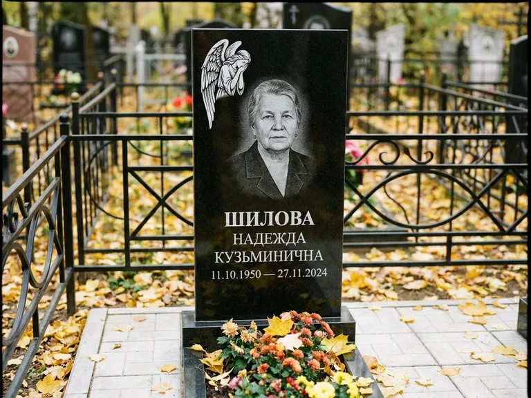 Памятник с гравировкой ангела — гравировка молящегося ангела в верхней части стелы, работа «Гордеева» в Ярославле