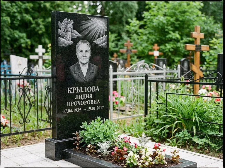 Памятник с гравировкой ангела — гравировка ангела в облаках с лучами над портретом, работа «Лобанова» в Ярославле