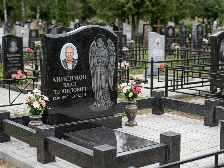 Памятник с гравировкой ангела — белая гравировка скорбящего ангела над портретом, работа «Свиридов» в Ярославле