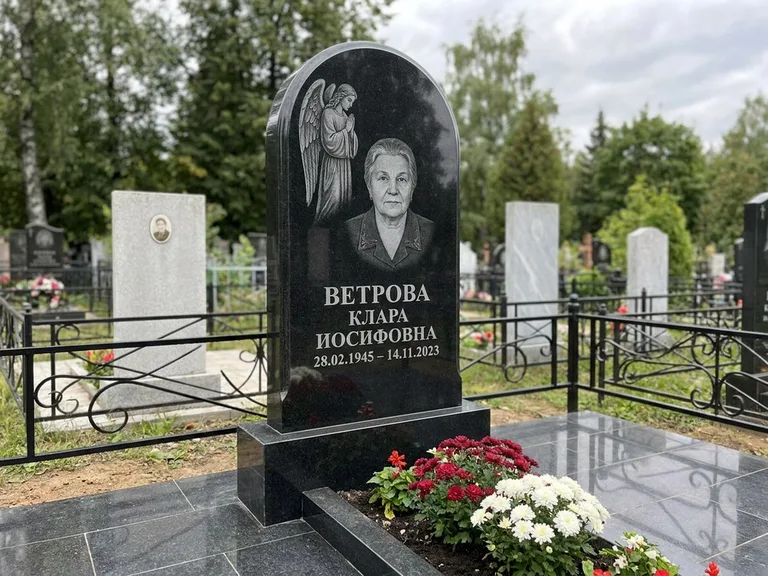 Памятник с гравировкой ангела — гравировка ангела-хранителя сбоку от портрета, работа «Игнатова» в Ярославле