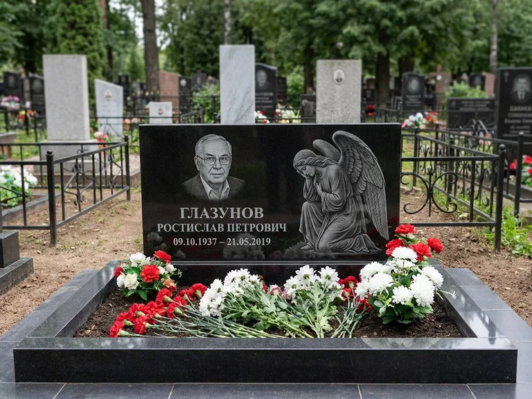 Памятник с гравировкой ангела — гравировка молящегося ангела в верхней части стелы, работа «Доронин» в Ярославле