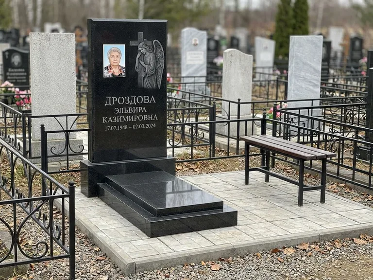 Памятник с гравировкой ангела — гравировка ангела с крестом рядом с эпитафией, работа «Яковлева» в Ярославле