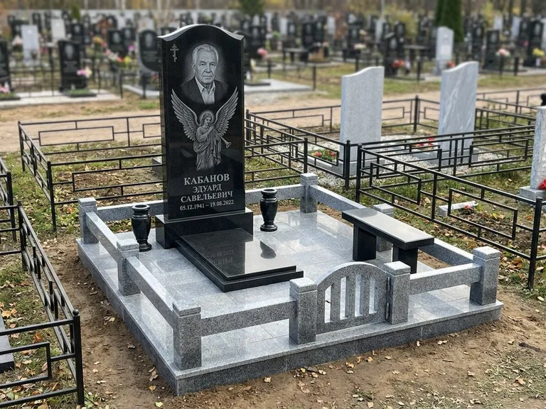 Памятник с гравировкой ангела — гравировка ангела с голубем по диагонали стелы, работа «Пономарёв» в Ярославле