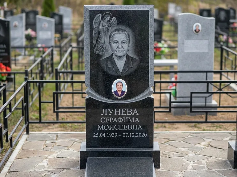 Памятник с гравировкой ангела — гравировка двух ангелов по сторонам портрета, работа «Журавлёва» в Ярославле