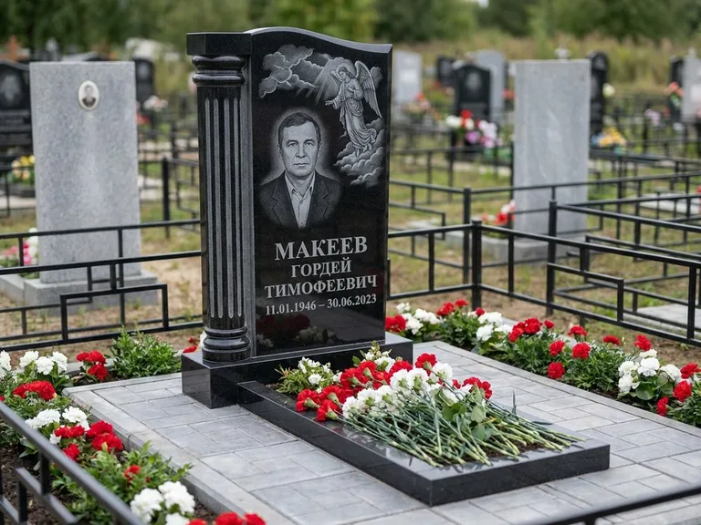 Памятник с гравировкой ангела — гравировка ангела в облаках с лучами над портретом, работа «Селиванов» в Ярославле