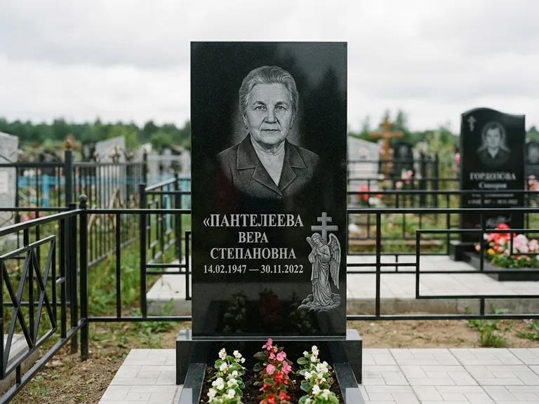 Памятник с гравировкой ангела — гравировка ангела с крестом рядом с эпитафией, работа «Пантелеева» в Ярославле