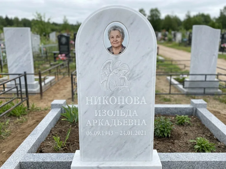 Памятник с гравировкой ангела — белая гравировка скорбящего ангела над портретом, работа «Гордеева» в Ярославле