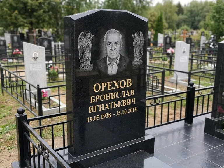Памятник с гравировкой ангела — гравировка ангела-хранителя сбоку от портрета, работа «Фаддеев» в Ярославле