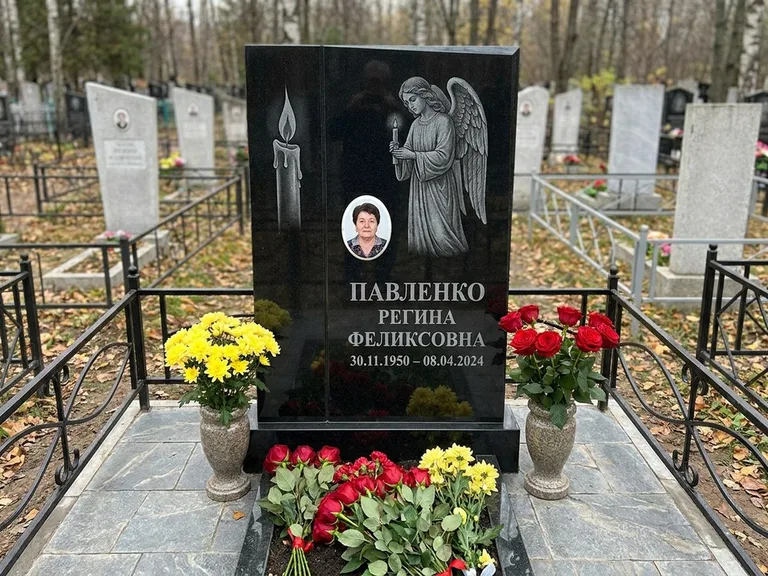 Памятник с гравировкой ангела — гравировка молящегося ангела в верхней части стелы, работа «Пантелеева» в Ярославле