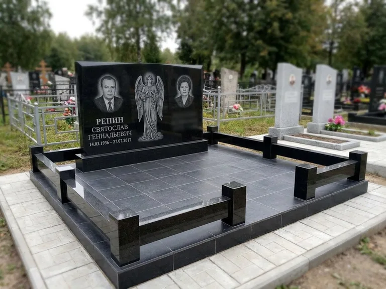 Памятник с гравировкой ангела — гравировка ангела с крестом рядом с эпитафией, работа «Касаткин» в Ярославле