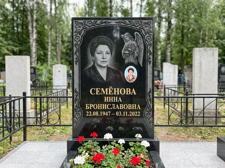 Памятник с гравировкой ангела — гравировка ангела с голубем по диагонали стелы, работа «Лобанова» в Ярославле