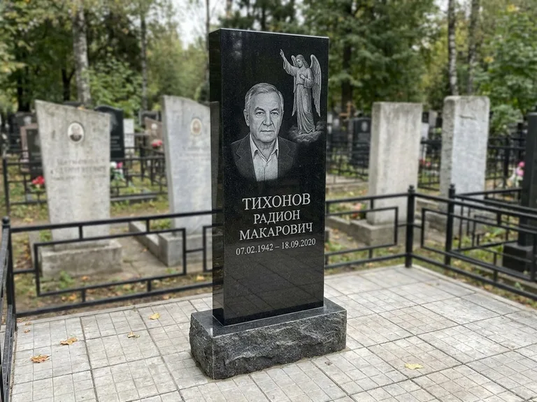 Памятник с гравировкой ангела — гравировка двух ангелов по сторонам портрета, работа «Свиридов» в Ярославле