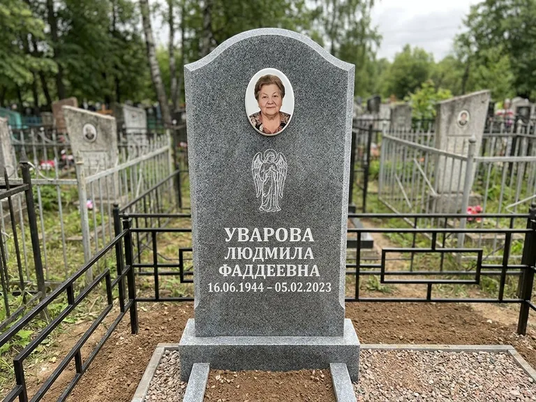 Памятник с гравировкой ангела — гравировка ангела в облаках с лучами над портретом, работа «Игнатова» в Ярославле