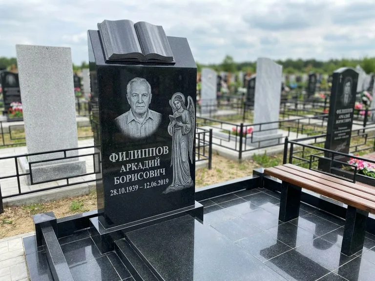 Памятник с гравировкой ангела — белая гравировка скорбящего ангела над портретом, работа «Доронин» в Ярославле